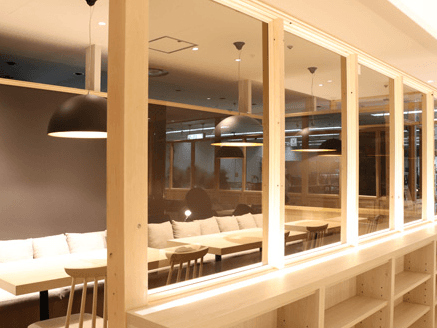 共用部_コワーキングスペース。カフェのようなお洒落な空間で作業が可能です。©BasisPoint