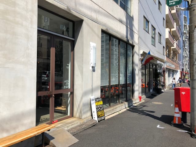 周辺情報_物件の周辺にはカフェが多くあります。仕事の合間にリフレッシュしたり、入居者様同士で出かけてカフェを楽しむこともできます。