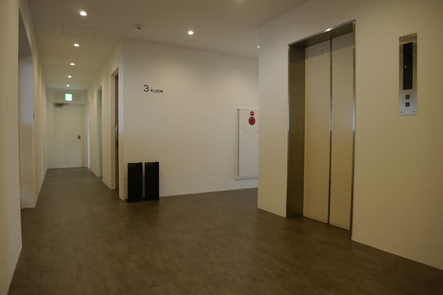 共用部_3階の共用部です。白を基調にした空間です。
