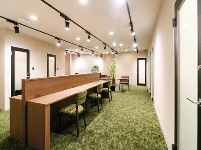 共用部_ラウンジ。席の間にはゆとりがあり、1席を広々と使えます。