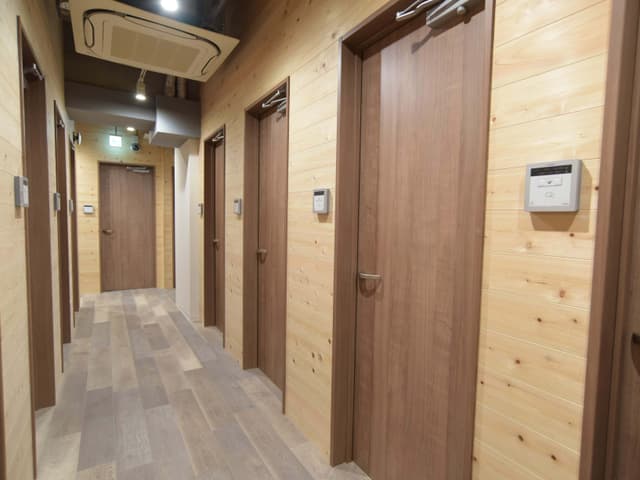 共用部_廊下。完全個室・簡易防音設備となっております。