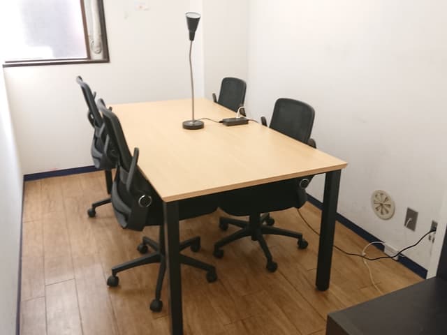 共用部_会議室。最大4名まで利用可能です。(予約サイトで要事前予約)