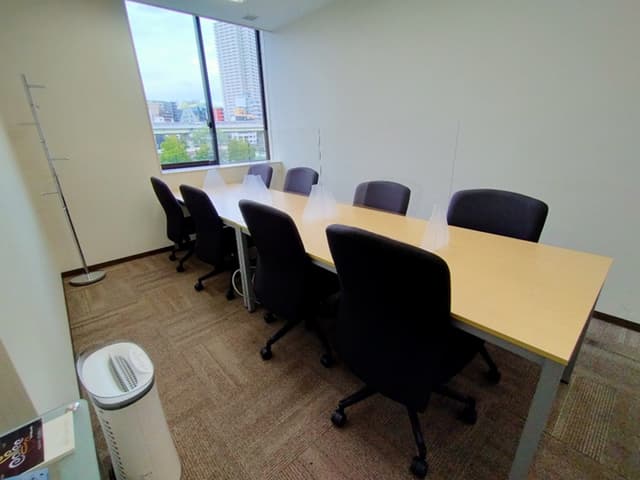 共用部_会議室。インターネットは24時間常時接続可能です。