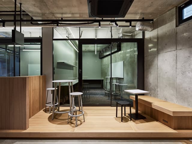 個室_1Fオフィス。大きくスペースが取れ、落ち着いた空間になっています。