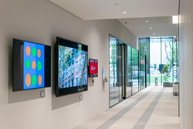 共有通路。デジタルアートと心地良いサウンドでお出迎えします。