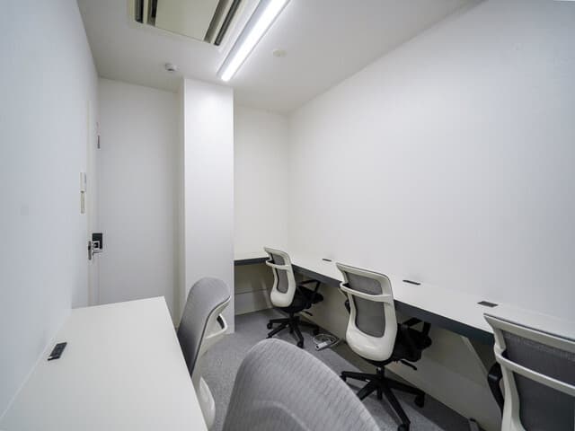 個室_オプションで固定電話を利用することが出来ます。