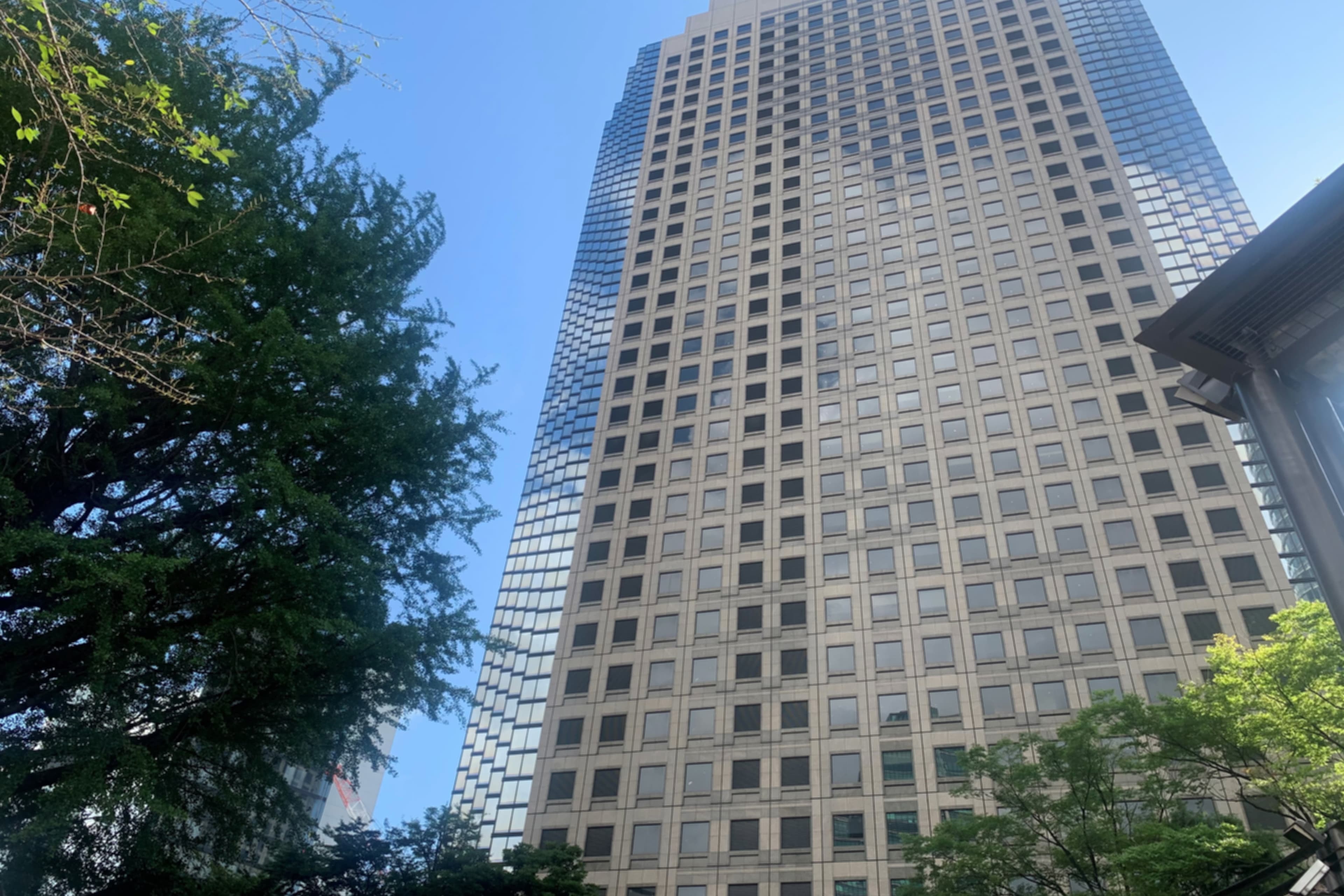 外観_37階建てのビルです。オフィスは4階にあります。