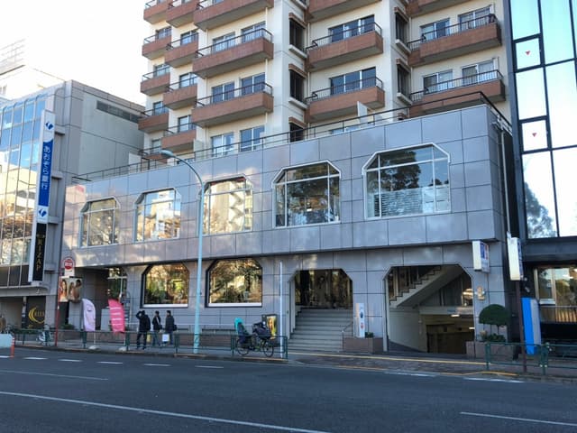 外観_不忍通りに面した大変視認性の高いオフィスビルです。正面には上野公園があります