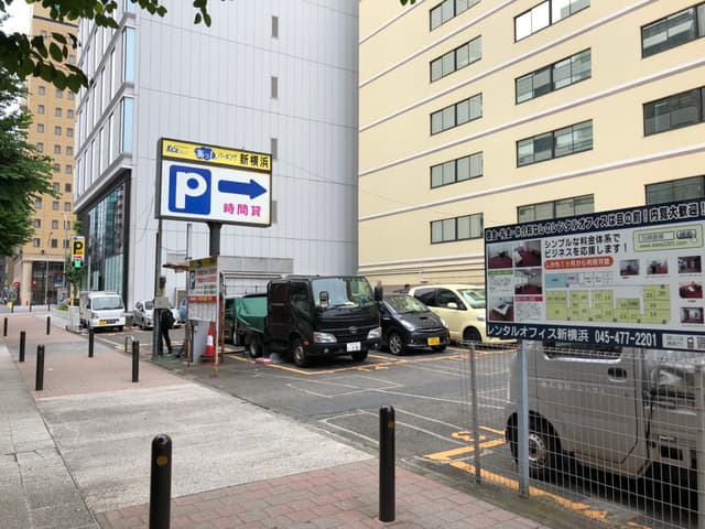外観_建物の横には駐車場があります。