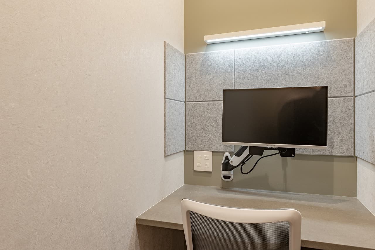 共有部_テレフォンブース。WEB会議専用個室です。事前予約制(有料)©bizcomfort