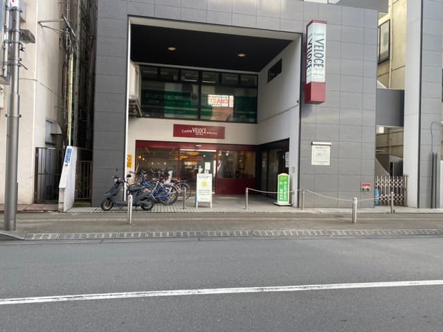 周辺の情報_オフィスの隣にカフェなどもございます。