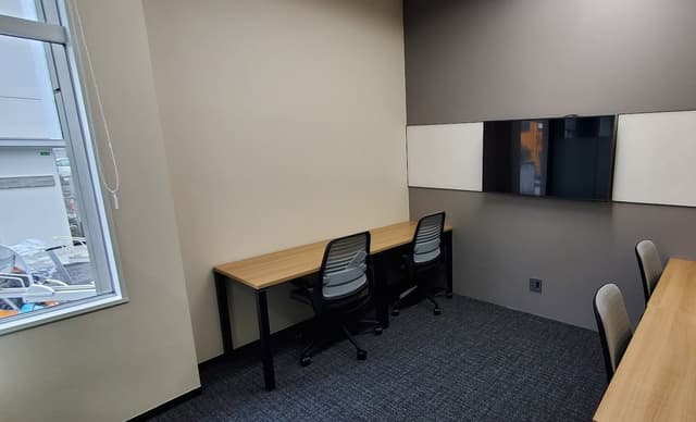 4名様窓側個室。ホワイトボードとディスプレイ搭載