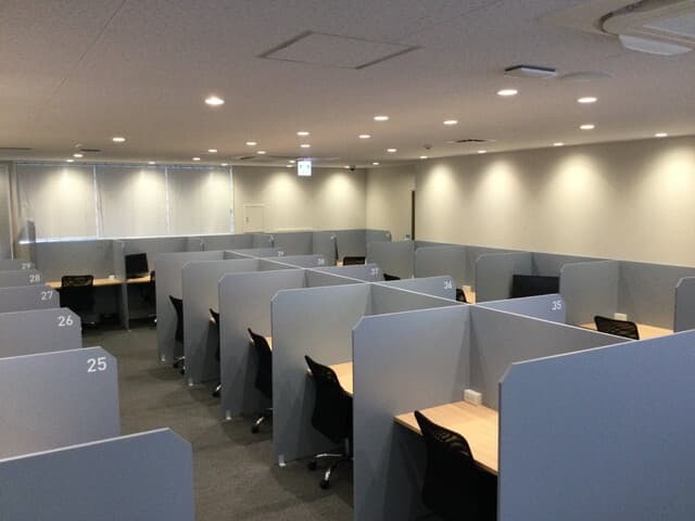 共用部_オープンブース席。ブースの中では広く利用できるタイプの席でパソコン作業も負担になりません。