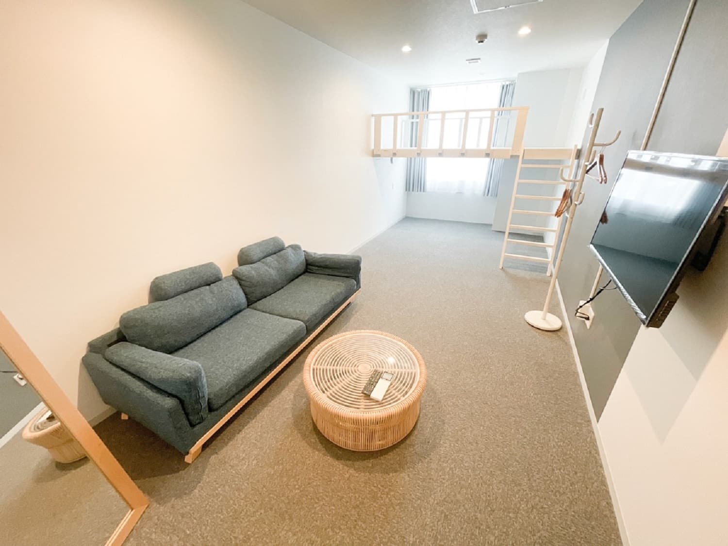 個室_3名用の個室です。インターネット光回線の利用が可能になっています。