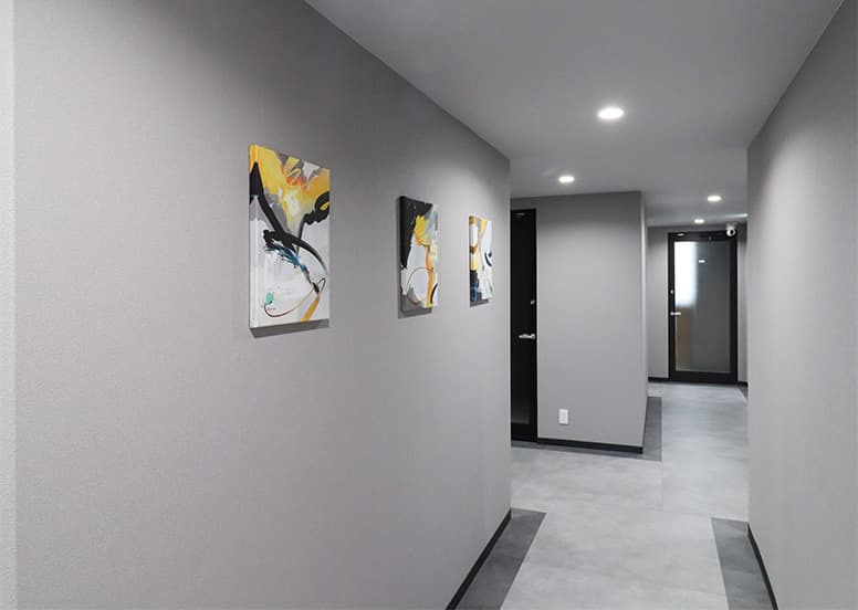 共用部_廊下。24時間利用可能なオフィスです。