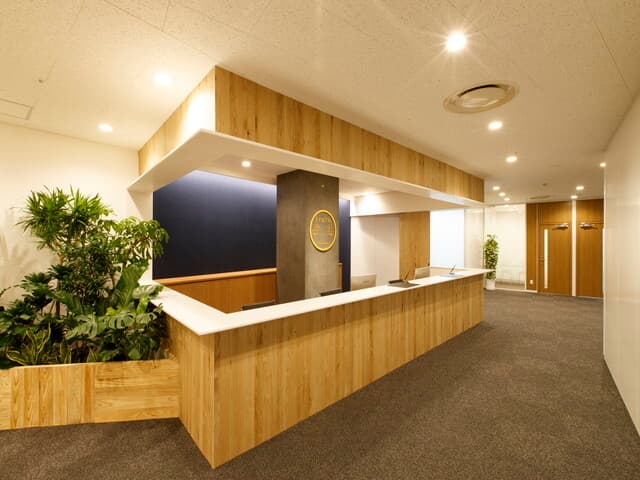 外観_受付。来客対応から郵便受け取りまで百貨店受付スタッフが対応してくれます。