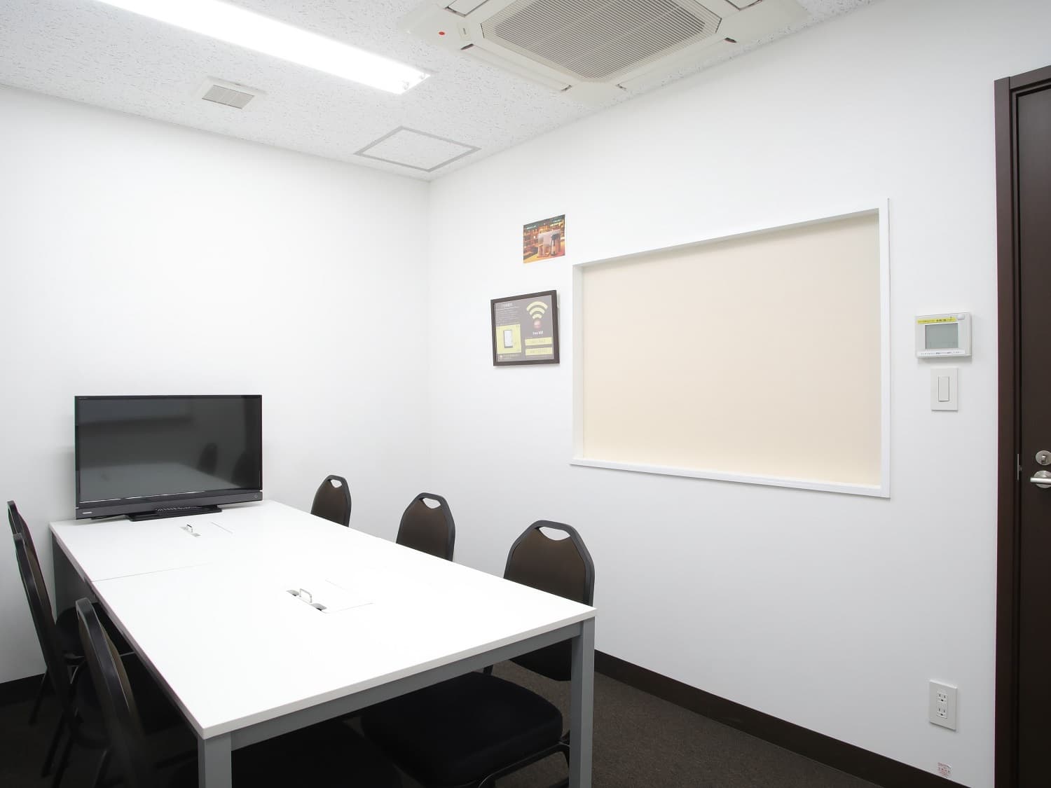 個室_4名用の個室です。シンプルなデザインで、集中しやすい空間になっています。