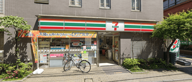 近隣のコンビニ_セブンイレブン新宿高田馬場1の南店(徒歩1分)