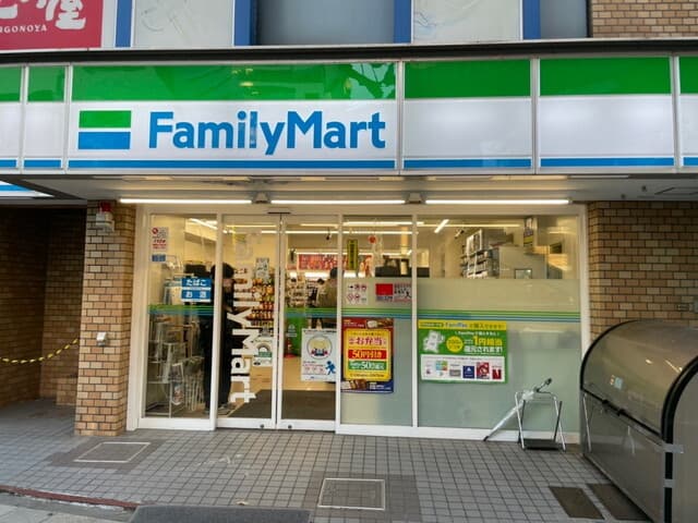 近隣のコンビニ_ファミリーマート 外苑南青山2丁目店 (徒歩3分)