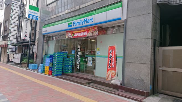 近隣のコンビニ_ファミリーマート 秋葉原駅前店(徒歩1分)
