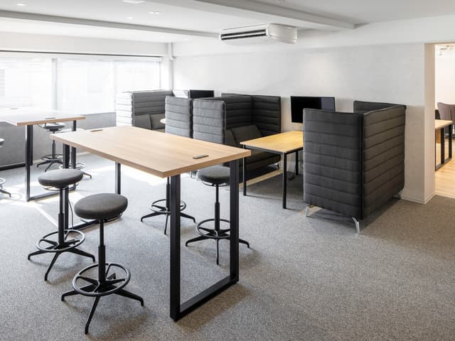 共用部_ディスカッションエリア。商談や打ち合わせなどにもご利用できます。