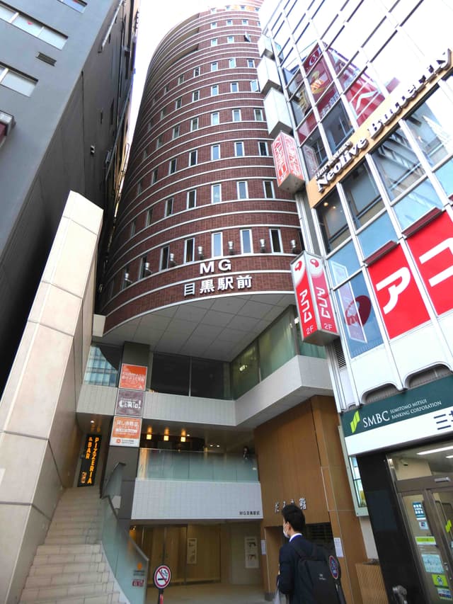 外観_目黒駅から目と鼻の先!赤いレンガのビルです