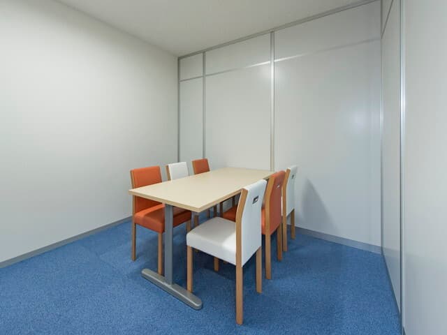 共用部_商談室。少人数(最大6名)での会議や打ち合わせなどの際にお使いいただけます。