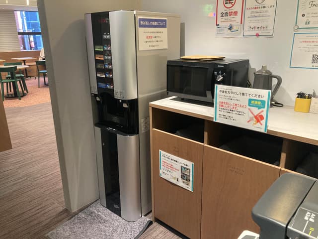 共用設備_ドリンクサーバーや電子レンジも無料でご利用いただけます。