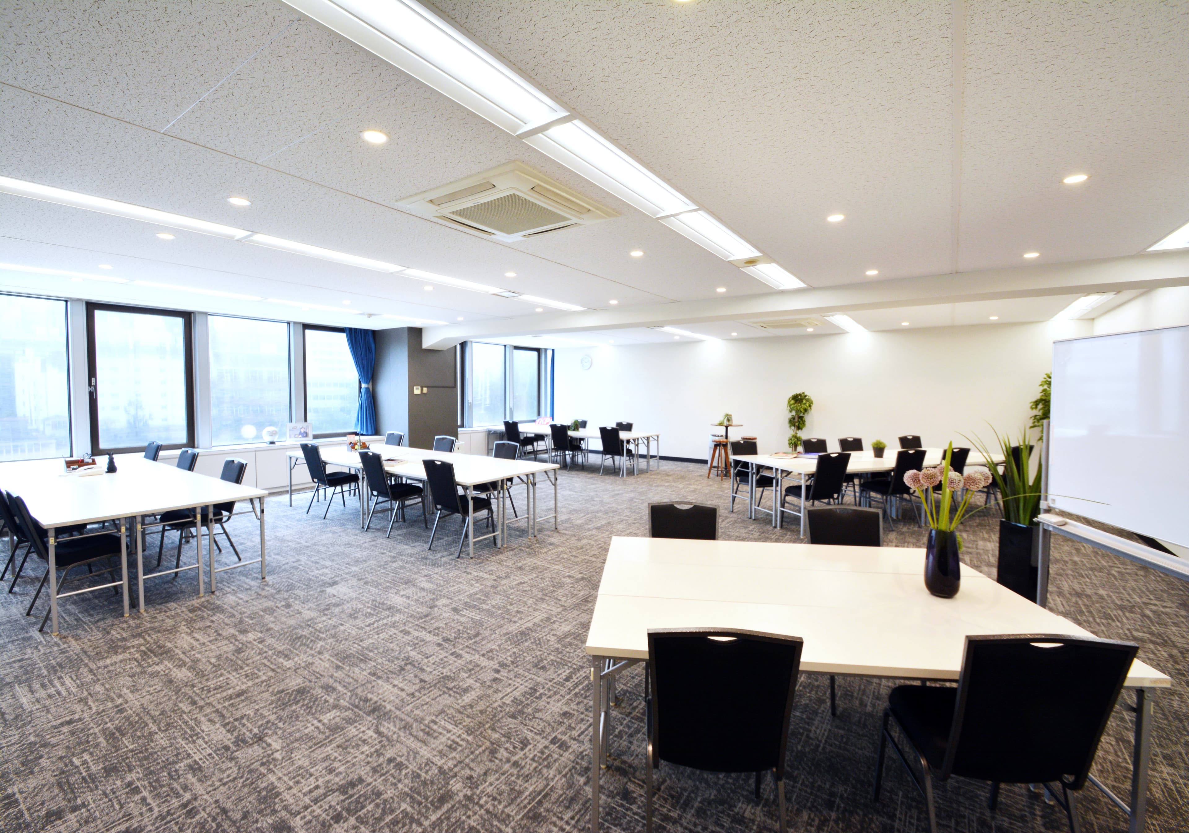 個室_イメージ画像。机と椅子が備え付けなので初期投資を押さえてご入居いただけます。