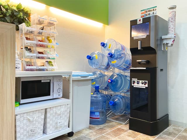 ドリンクコーナー_無料で使えるティーサーバーもございます。ドリンクの種類も豊富です。