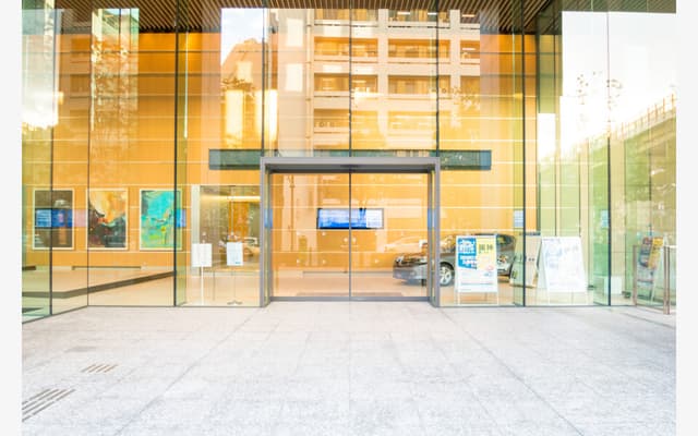 外観_ビル地上1階の表玄関です。