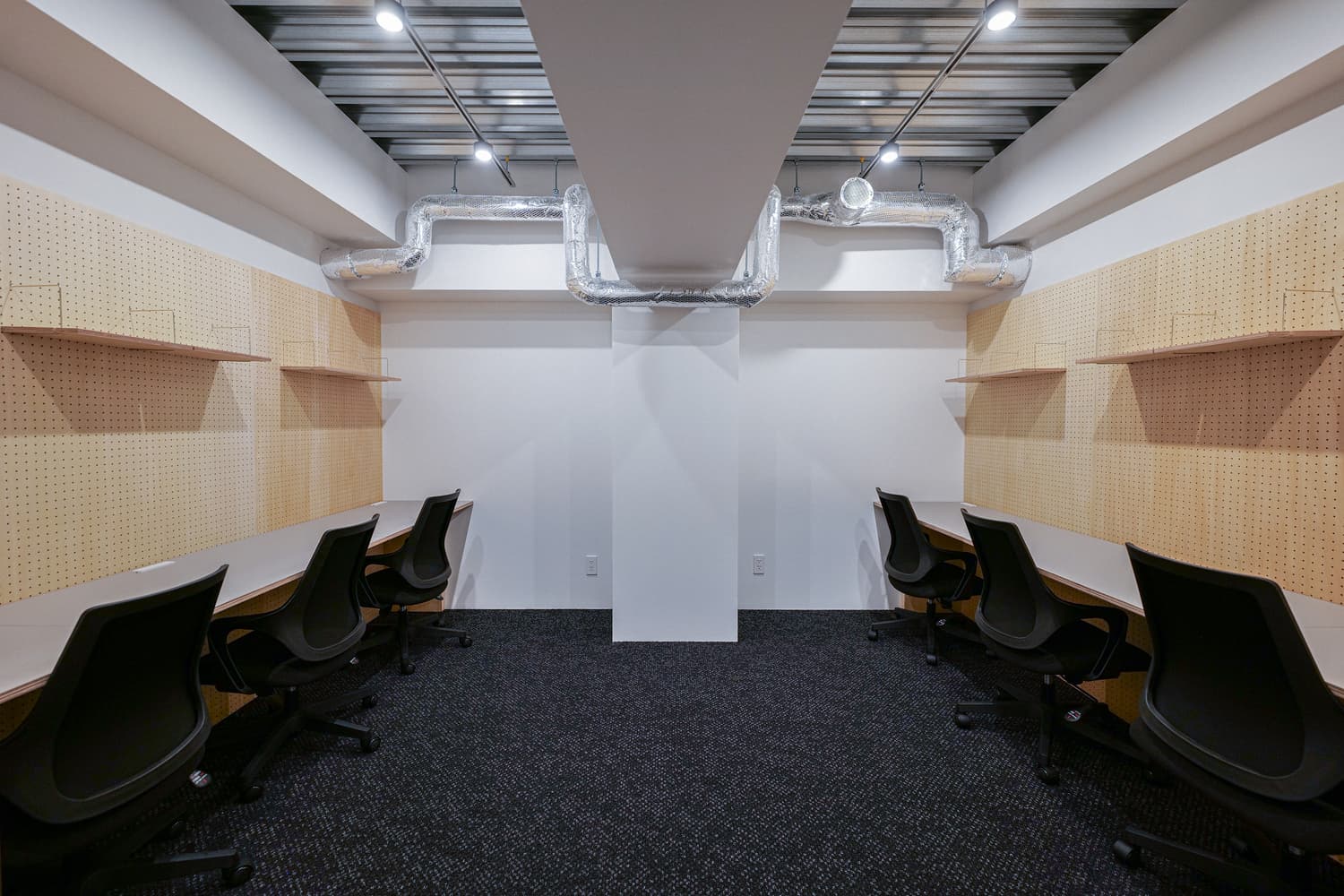 専有部_個室。家具付き、インターネット環境が整っています。