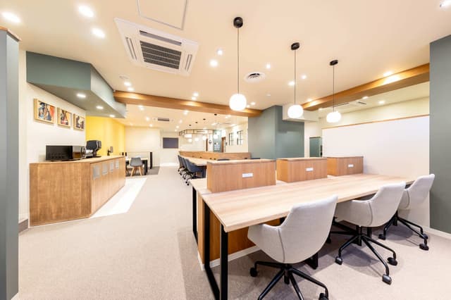 共有部_カフェブース。食事・通話・WEB会議OKの作業スペースです。