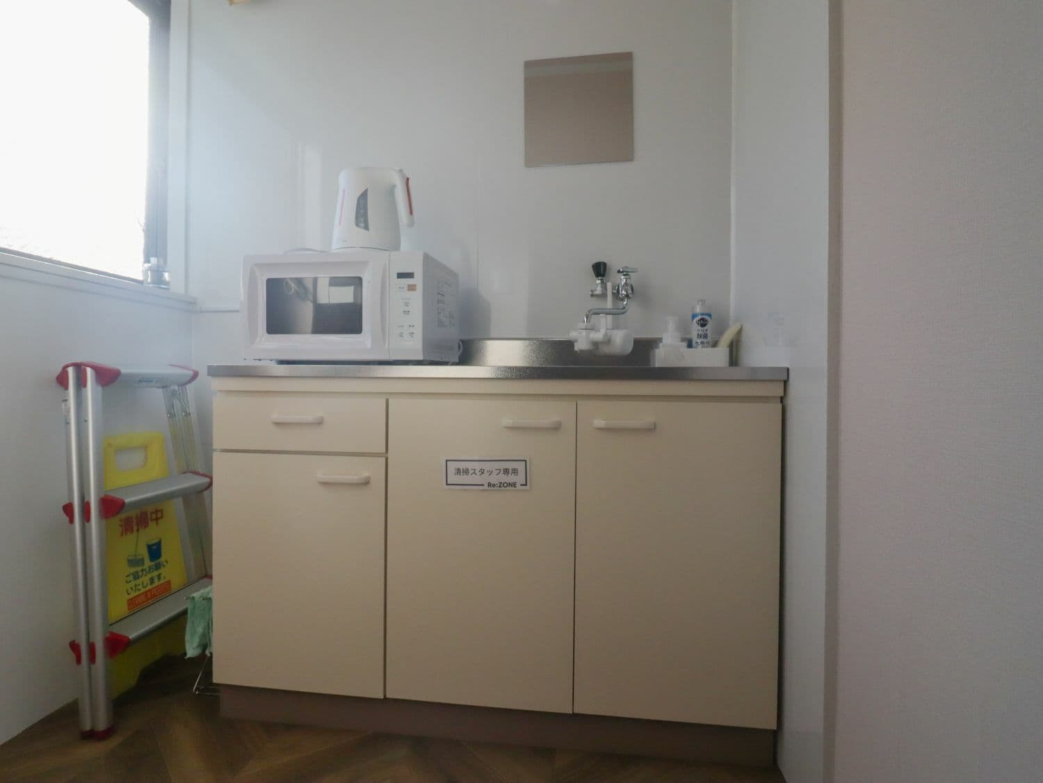 共有部_給湯室。電子レンジが利用できます。