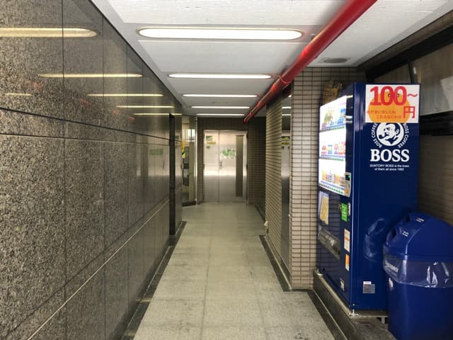 外観_建物の入り口付近には自動販売機が設置されています。