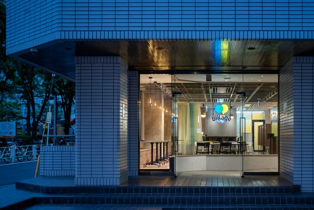 エントランス。路面の入り口は分かりやすく、ゲストを招く際にも好印象です。