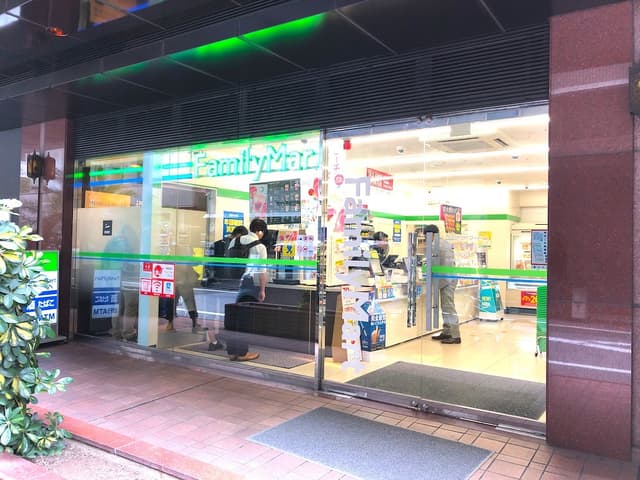 近隣のコンビニ_ファミリーマート銀座六丁目店(徒歩2分)