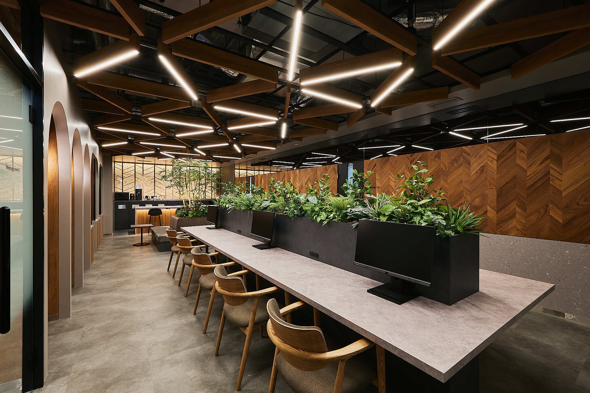 共有部_コワーキングスペース。気分に合わせて席を選べる、自由な作業空間となっています。