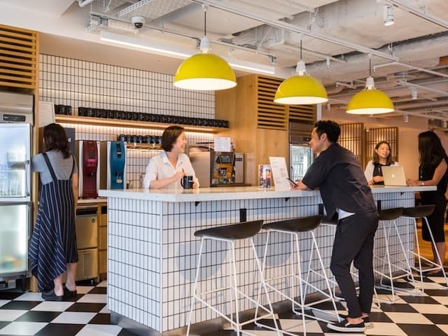 共用部_キッチン。ネットワーキングが活発なコミュニティエリアとなっています。※イメージ画像 ©WeWork