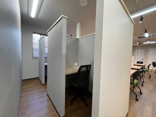専用デスク_固定ブース。180cmの仕切りに囲まれており、集中して作業に取り組むことができます。
