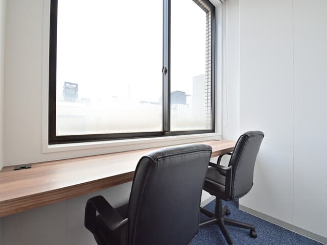 個室_備え付けの家具、ネット環境が揃った機能性の高いオフィスです。