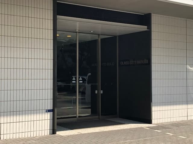 エントランス_シンプルで落ち着いた雰囲気のあるエントランスです