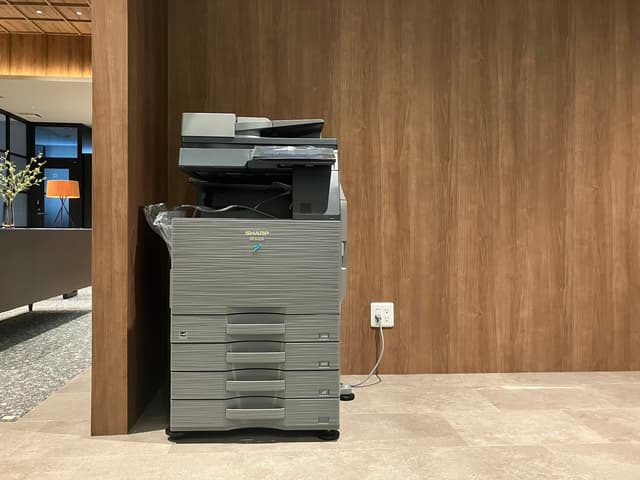 その他_複合機。毎月白黒120枚、カラー20枚まで無料です。