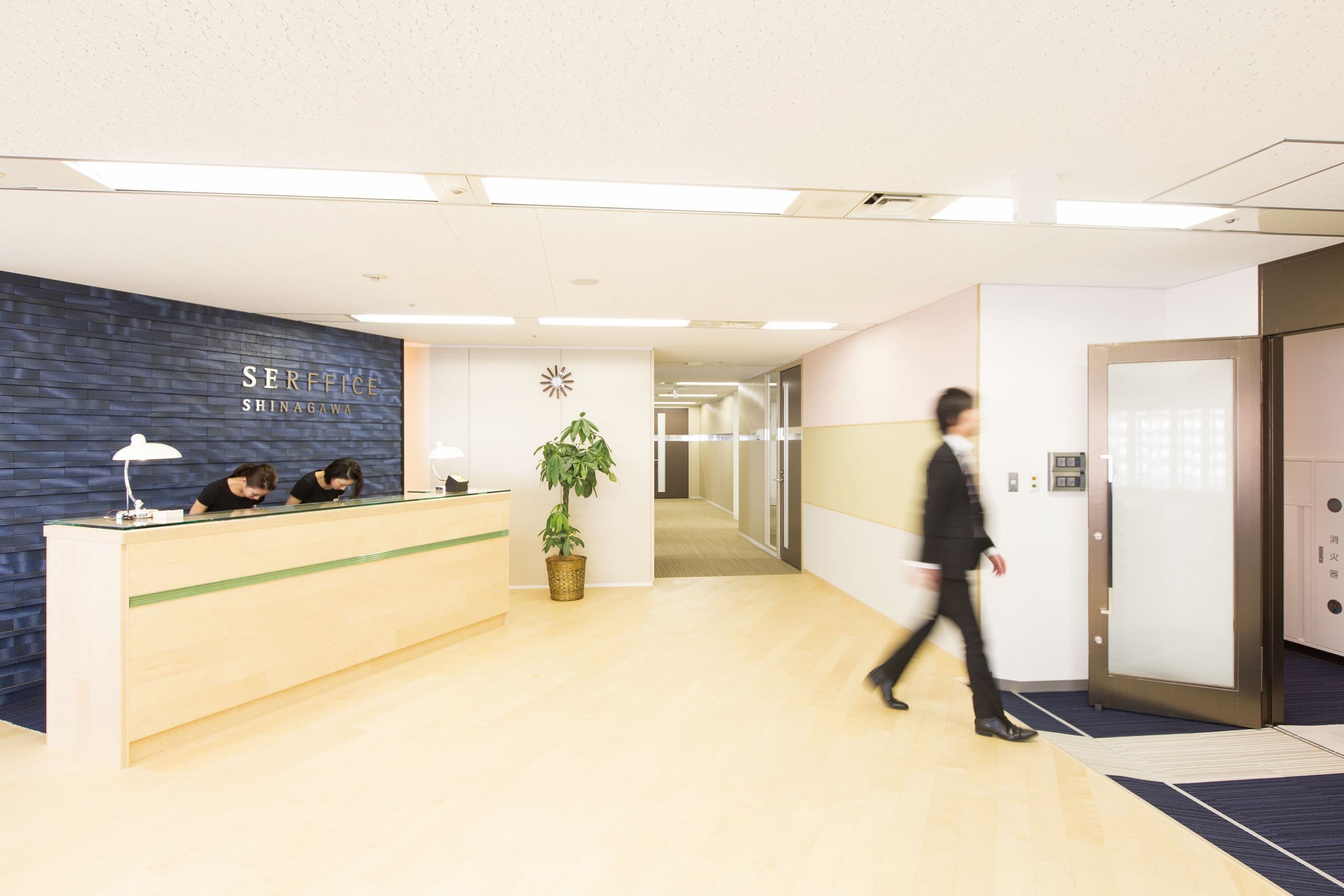 受付。平日の9:00~18:00、お客様を笑顔でお出迎えいたします。
