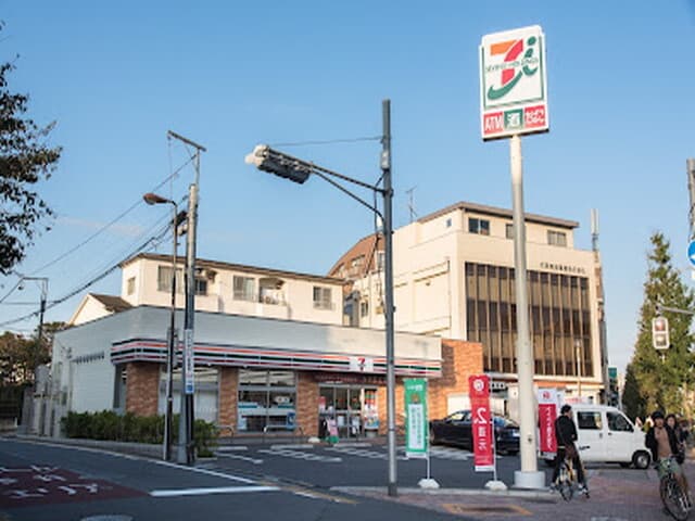 近隣のコンビニ_セブンイレブン 目黒鷹番1丁目店 (徒歩4分)