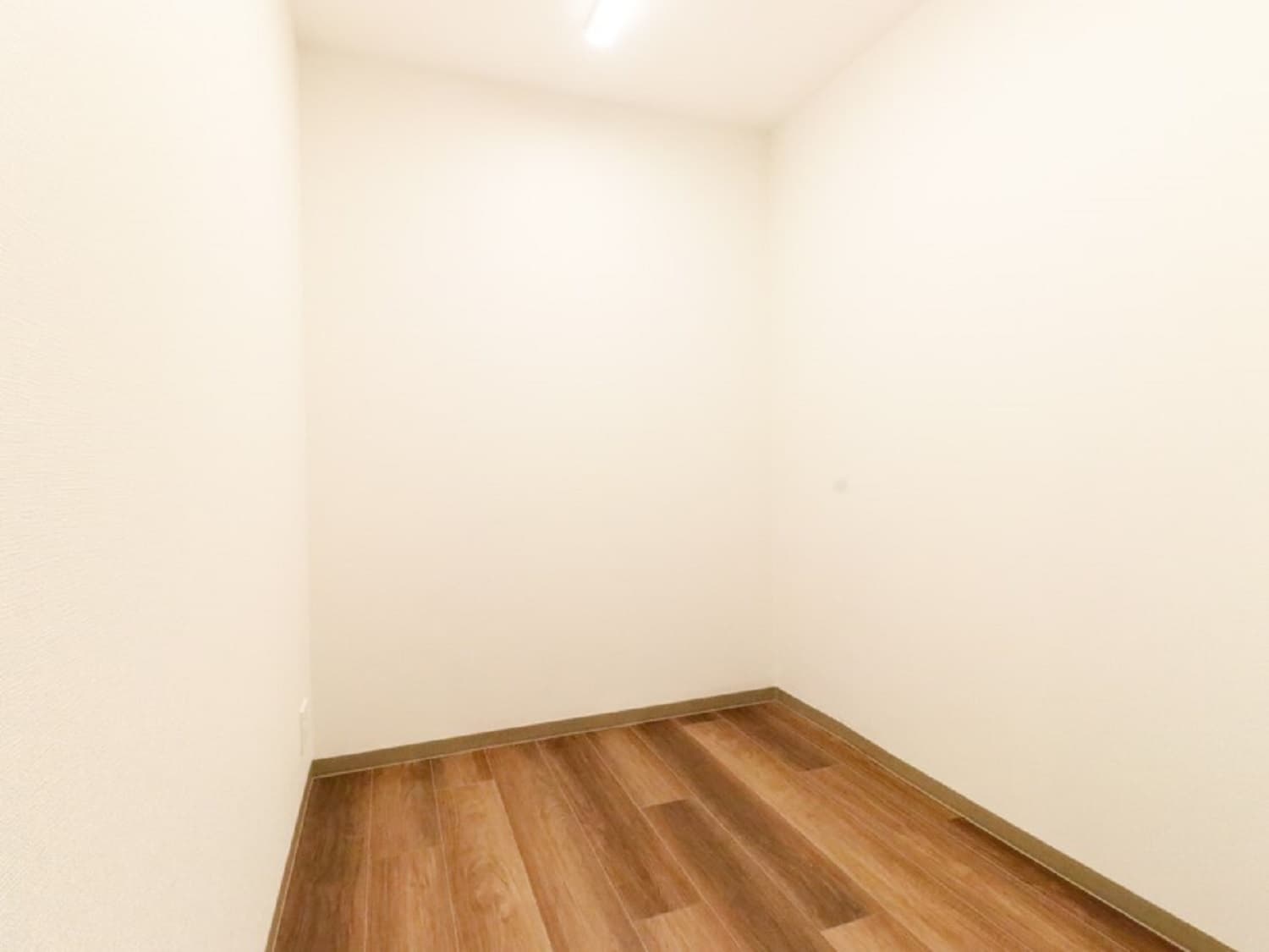 個室_広々とした個室でゆとりを持った作業が可能です。