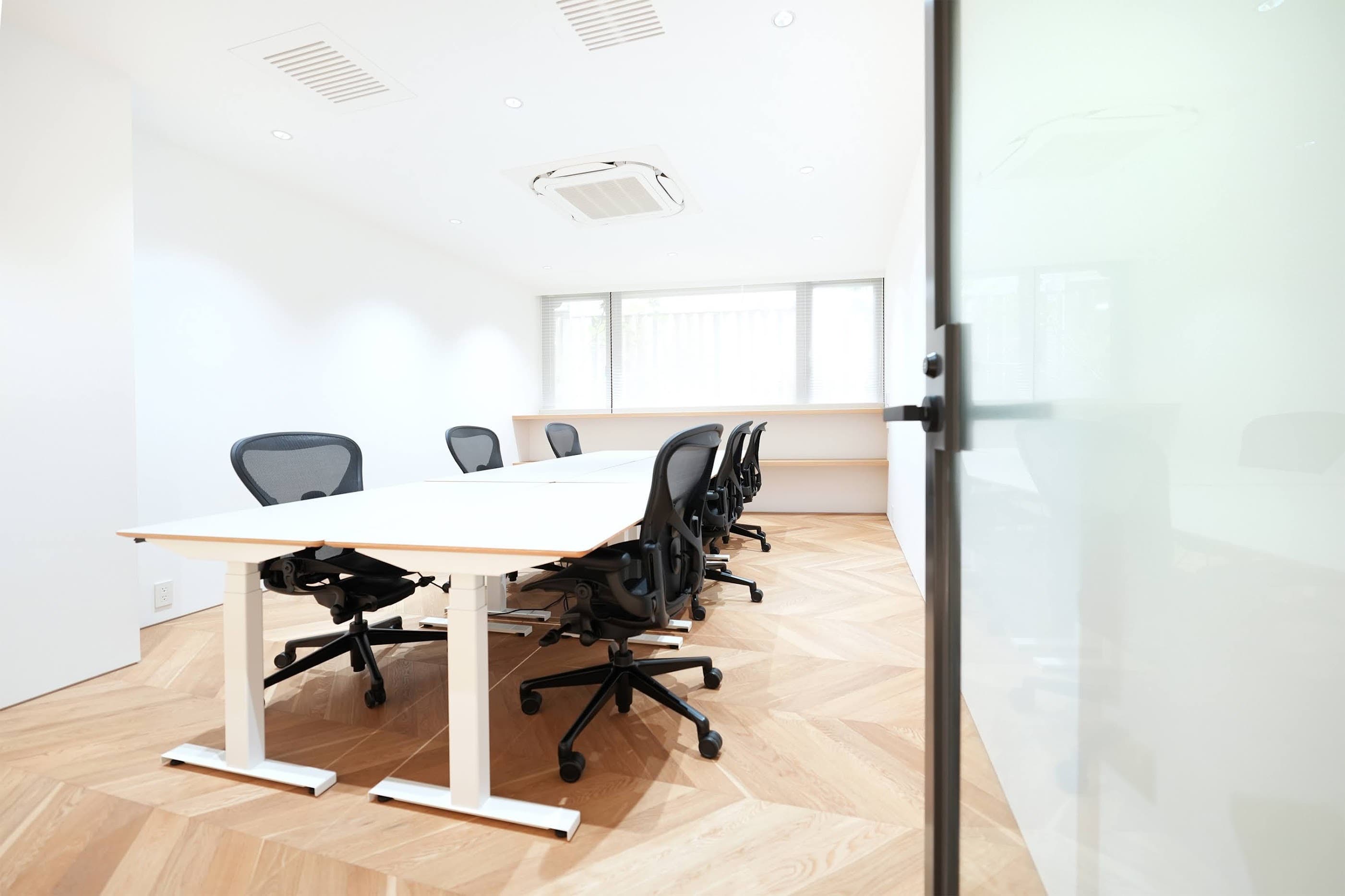 個室_木目と白を基調とした空間は、ストレスを軽減しリラックス効果を与えます。