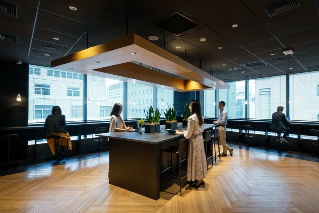 共有部_カフェラウンジ。お食事(11時~15時)も可能なエリアです。一人で仕事に集中したいときにも。