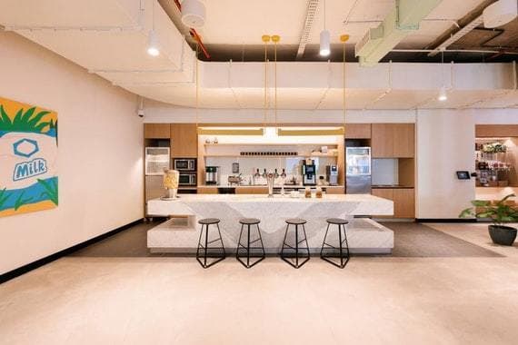 オープンスペース_オープンなキッチンはコーヒメーカーや冷蔵庫・電子レンジが完備されています©WeWork