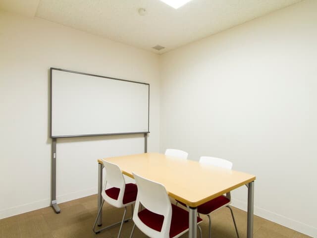 共用部_会議室。少人数から貸し出し可能で、さまざまな用途で利用可能です。